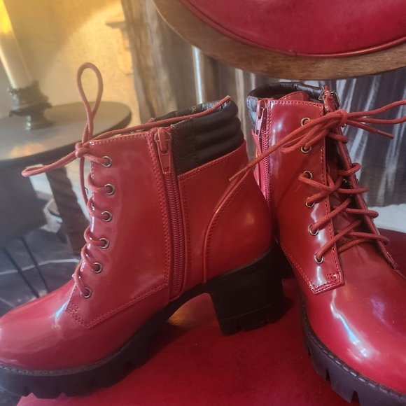 red combat boots with black heel - Picture 5 of 6